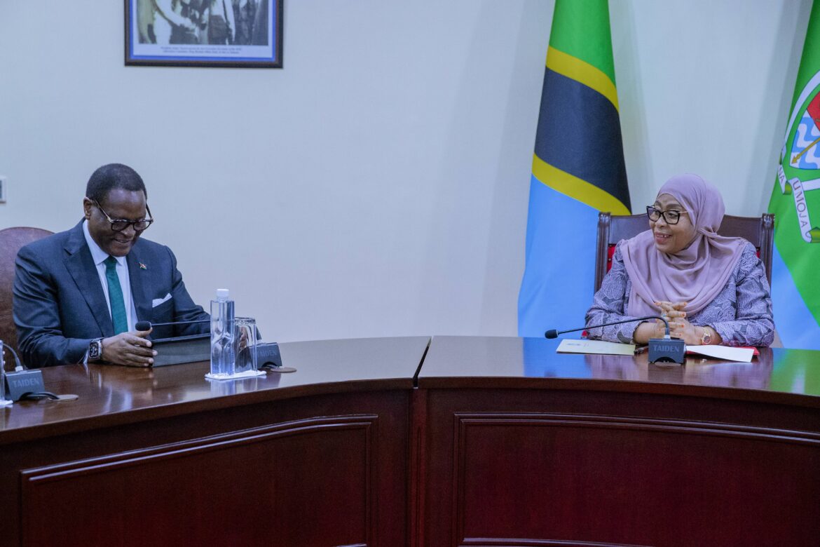 Rais wa Jamhuri ya Muungano wa Tanzania, Mhe. Dkt. Samia Suluhu Hassan akiwa kwenye mazungumzo na Mjumbe Maalum wa Katibu Mkuu wa Jumuiya ya Madola (Commonwealth), ambaye pia ni Rais wa zamani wa Jamhuri ya Malawi Mhe. Dkt. Lazarus McCarthy Chakwera, Ikulu Jijini Dar es Salaam tarehe 15 Aprili, 2026.